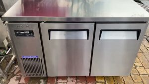 Bàn đông 2 cánh inox Kuf12-2 Turbo air hình thực tế